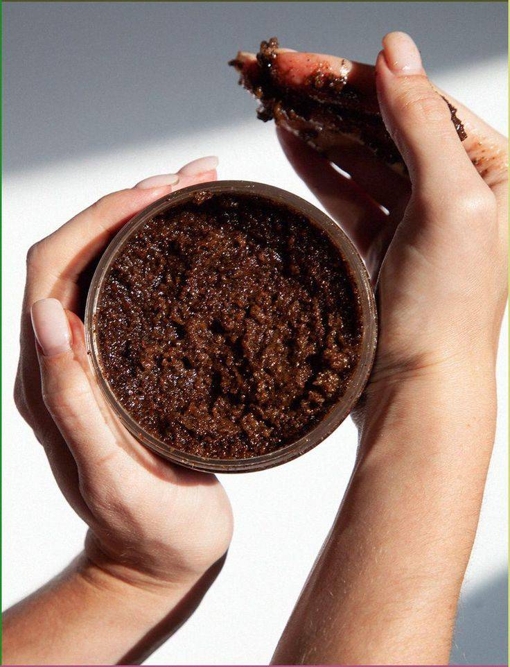 اسکراب بدن قهوه لاونته در فضای مینیمال