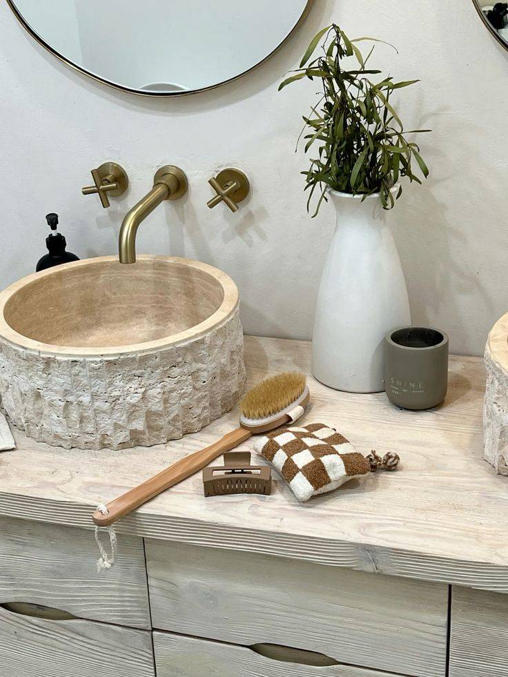 براش خشک بدن چوبی لاونته در فضای مینیمال